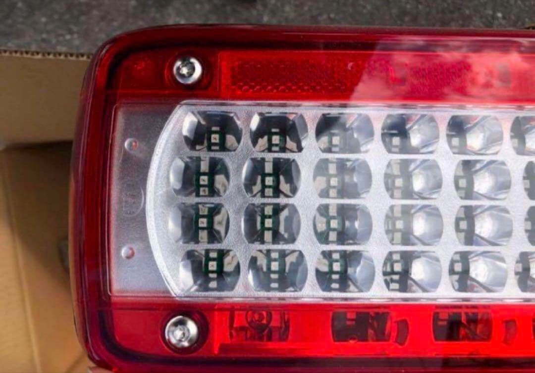 新車取り外し品　UDテールランプ　左右セット