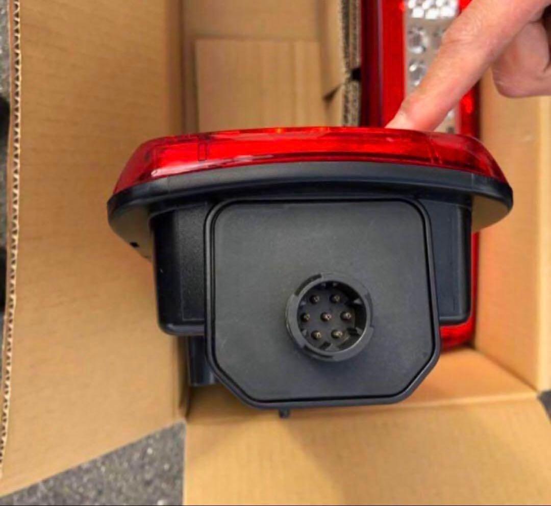 新車取り外し品　UDテールランプ　左右セット