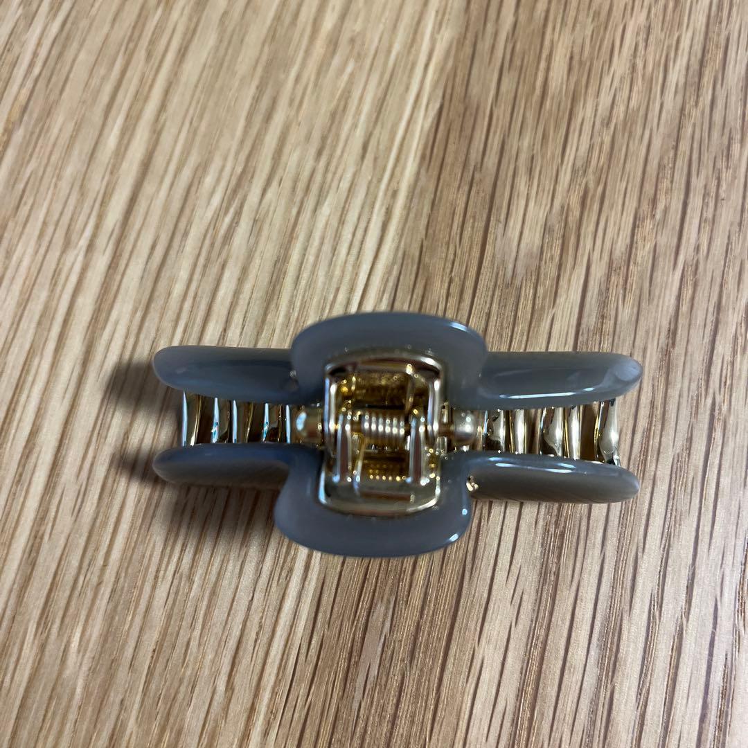 acca アッカ　ニューコラーナ　グレー ヘアクリップ