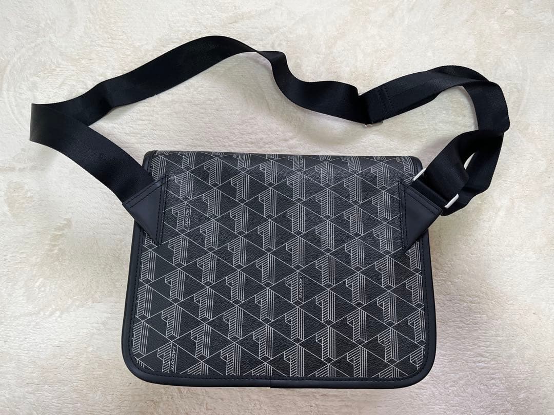 LACOSTE ラコステ モノグラム ショルダーバッグ