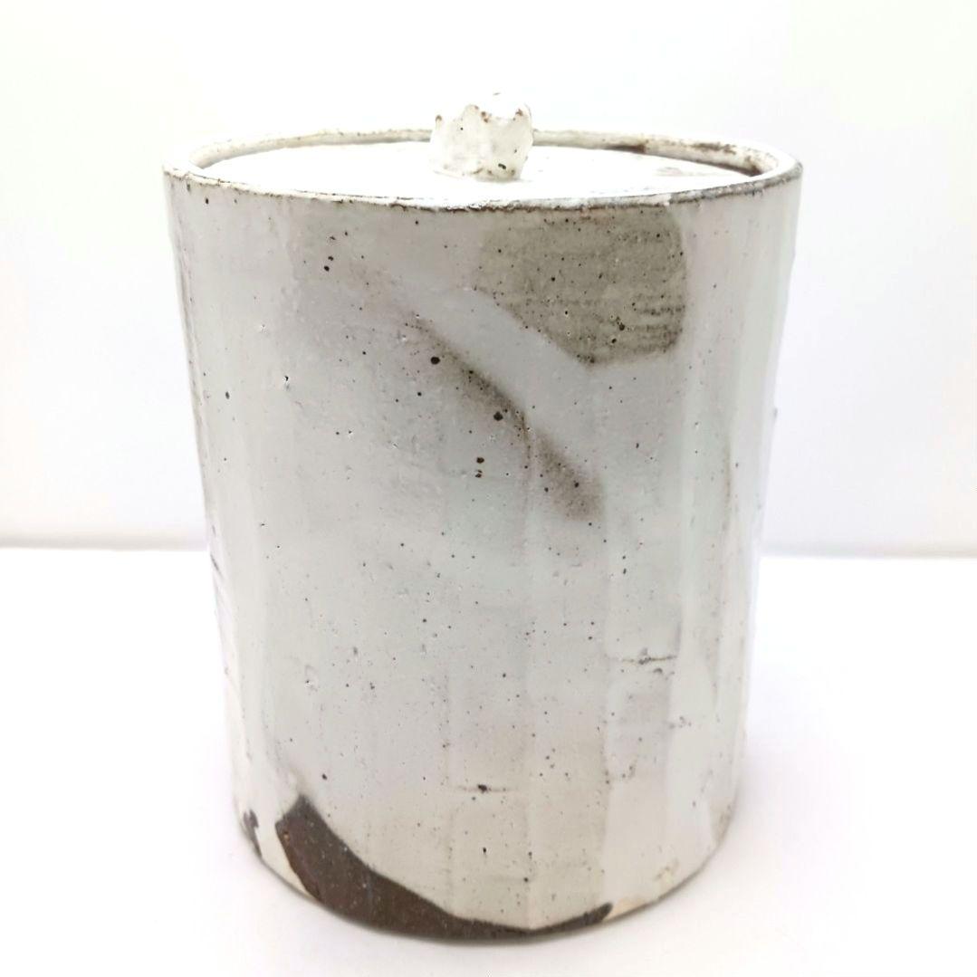 Y2228-1 茶道具 山王窯 菊地弘 粉引水指 共箱　AA