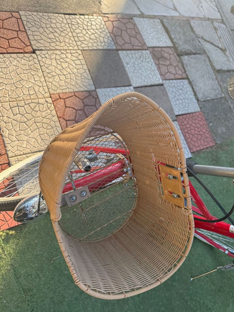 赤いシティサイクル バスケット付き