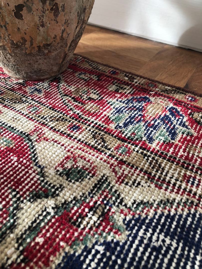 ✧美しいredと優しいbeige ✧ビンテージ　トルコ　トライバルラグ　半円ラグ