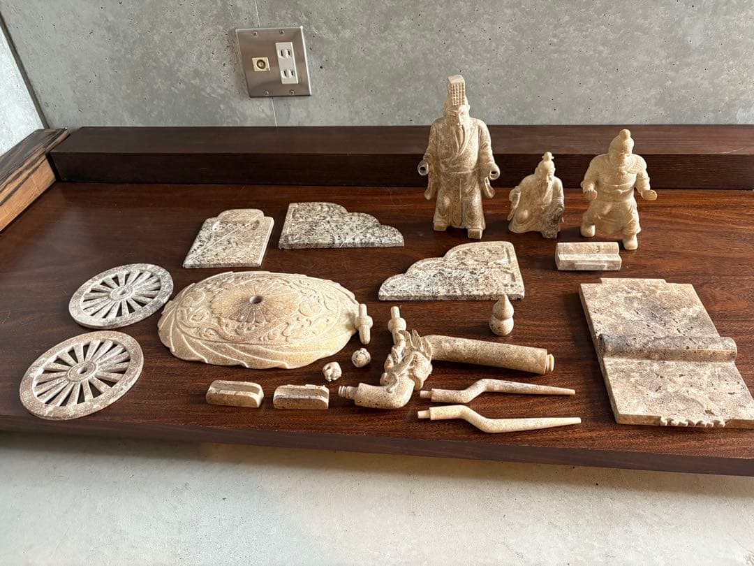 石？玉？の大きな中国的置物　皇帝車？