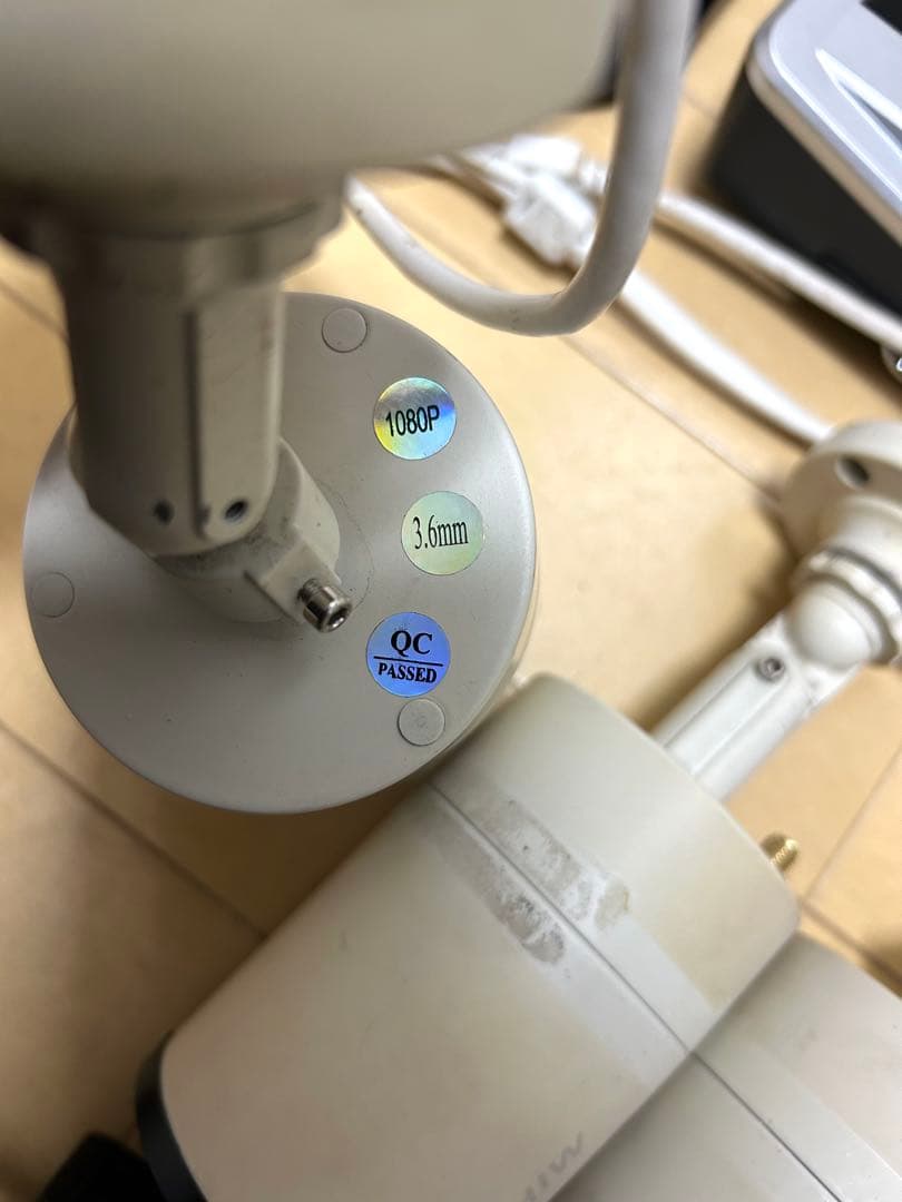 防犯カメラ　4台とモニター　セット　録画機能付き　中古　使用可能　１TB HDD