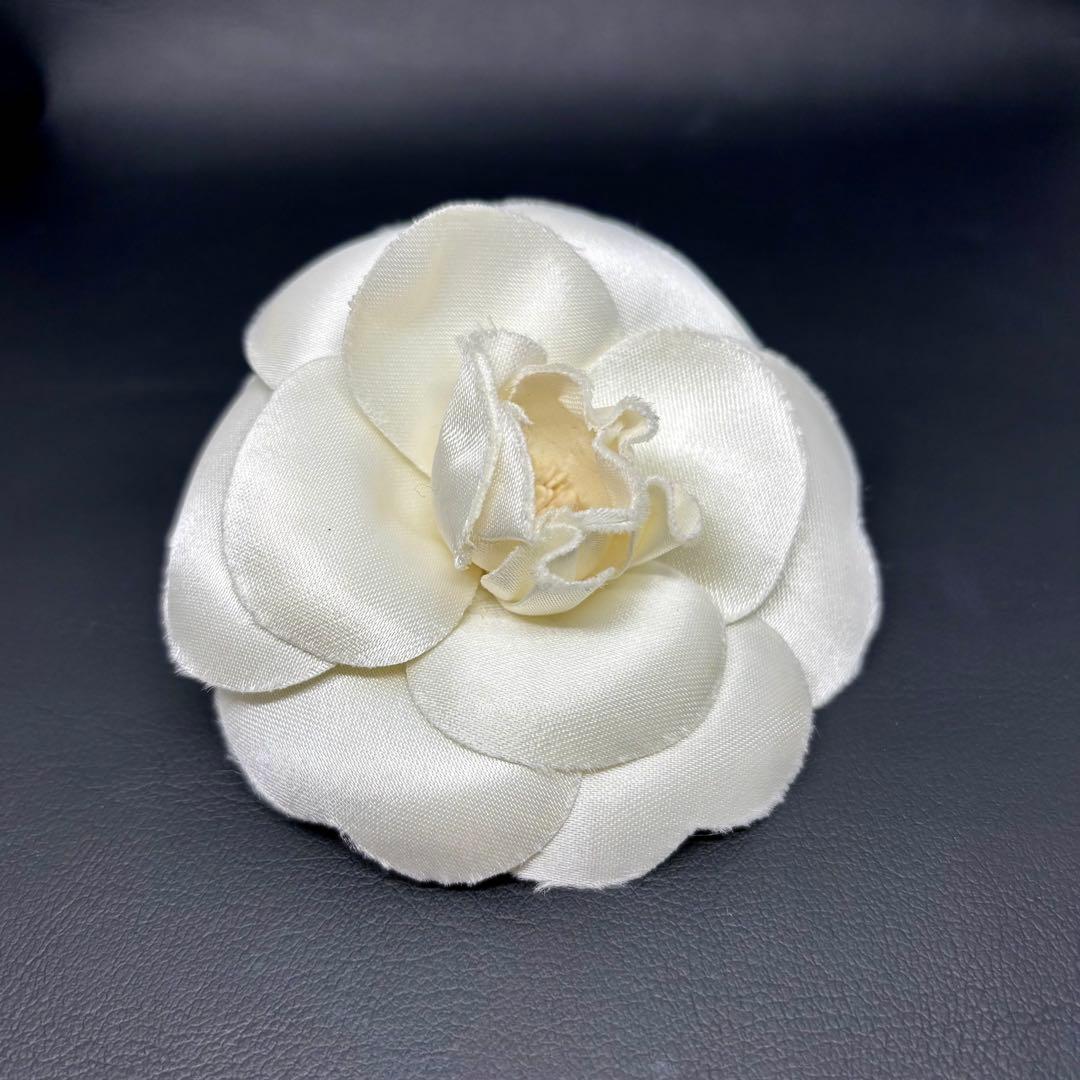 【美品】【シャネル】コサージュ ブローチ カメリア 白 入園式 入学式 式典など