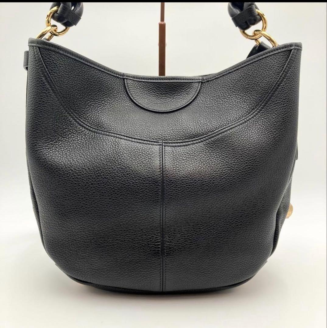 フェラガモ　ショルダーバッグ　ブラック