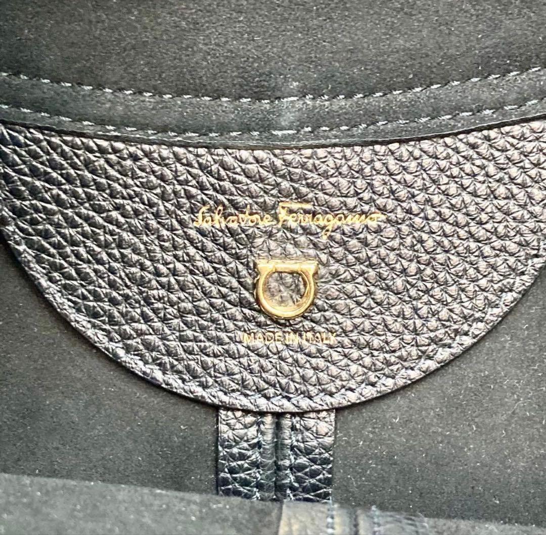 フェラガモ　ショルダーバッグ　ブラック