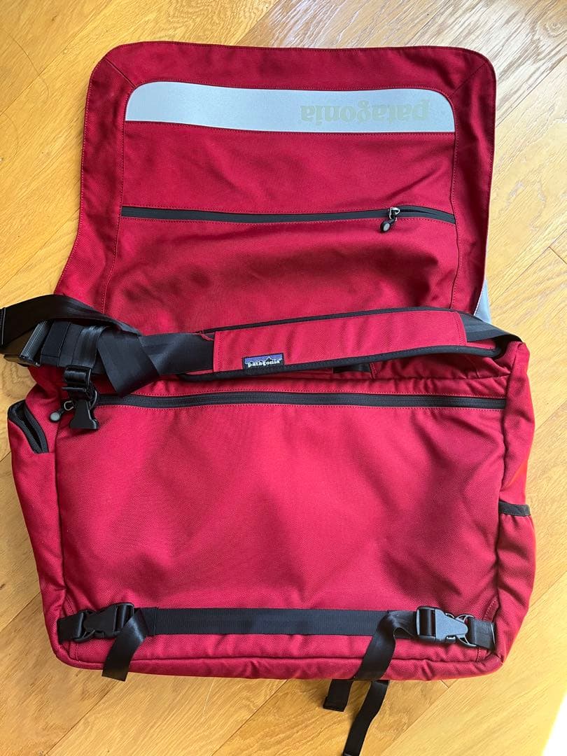 Patagonia メッセンジャーバッグ 赤