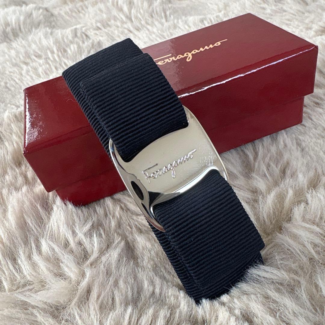 Ferragamo フェラガモ ネイビー×シルバー ヴァラリボン バレッタ