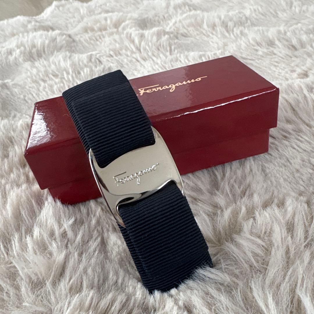 Ferragamo フェラガモ ネイビー×シルバー ヴァラリボン バレッタ