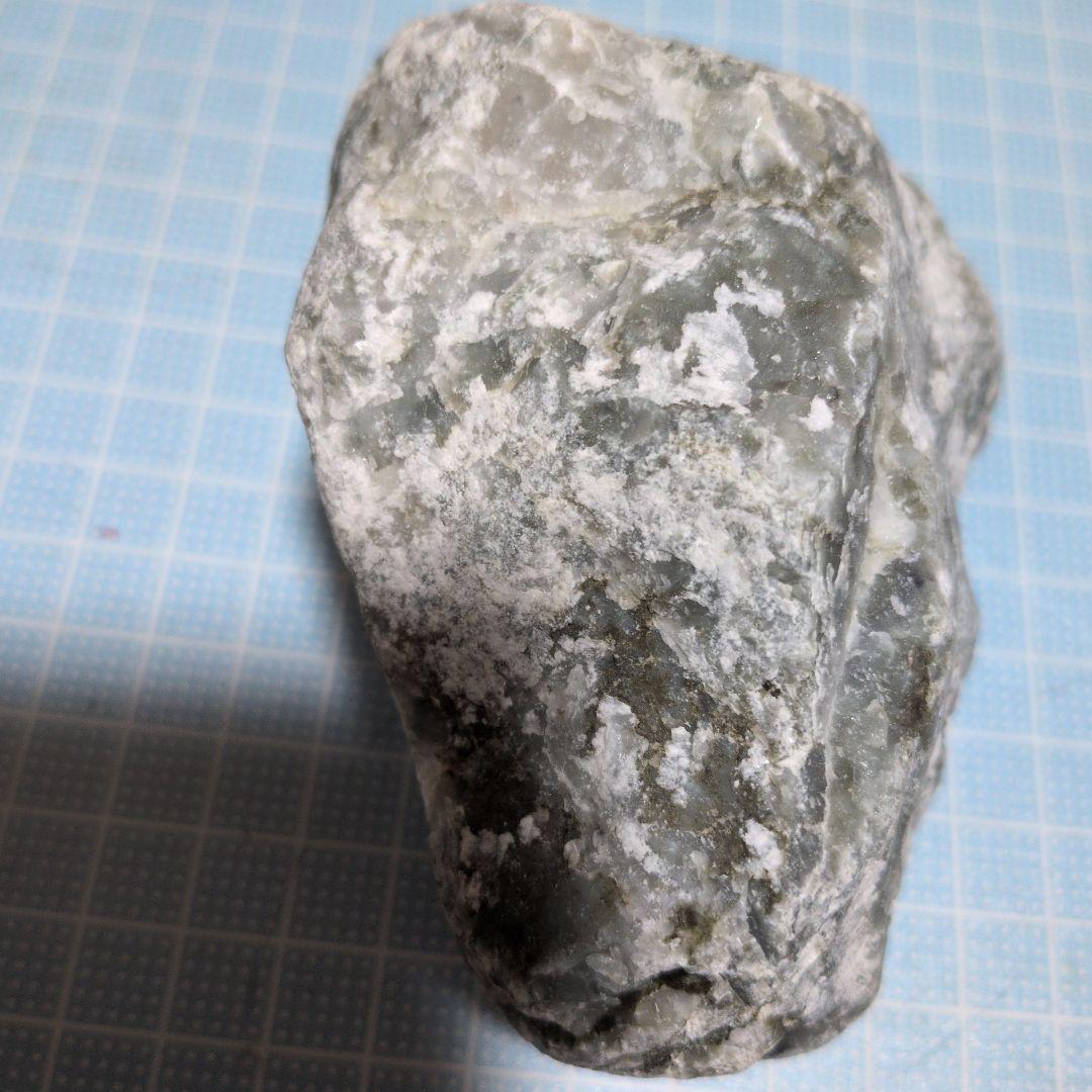 緑色と白色の石