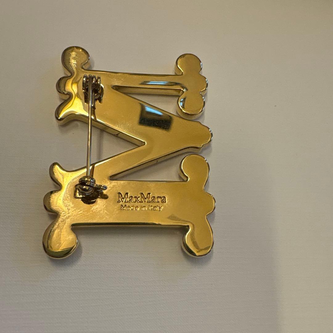 マックスマーラ　M字型クリスタルブローチ