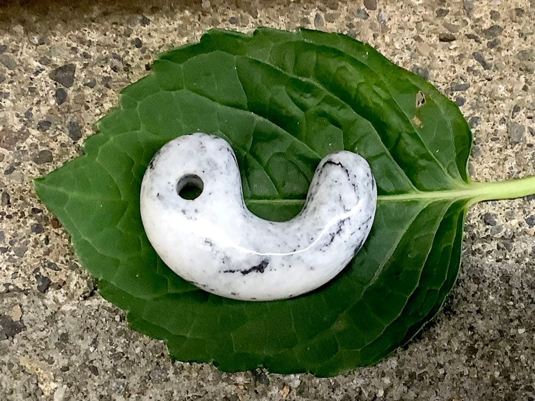 ✳何処にもありません‼️カルセドニー材料勾玉　限定品最後の1点// 糸魚川翡翠勾玉