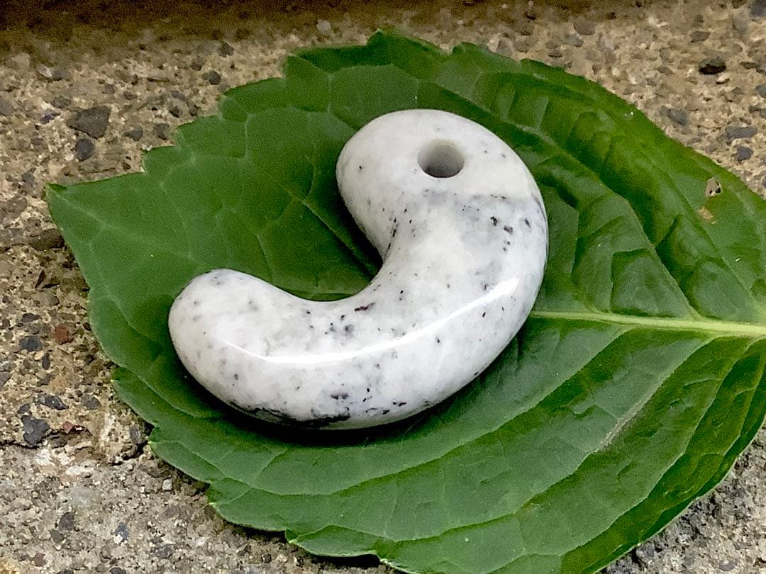 ✳何処にもありません‼️カルセドニー材料勾玉　限定品最後の1点// 糸魚川翡翠勾玉