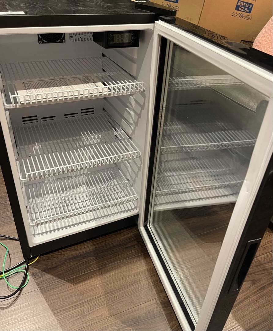 前面ガラスの小さめ冷蔵庫！