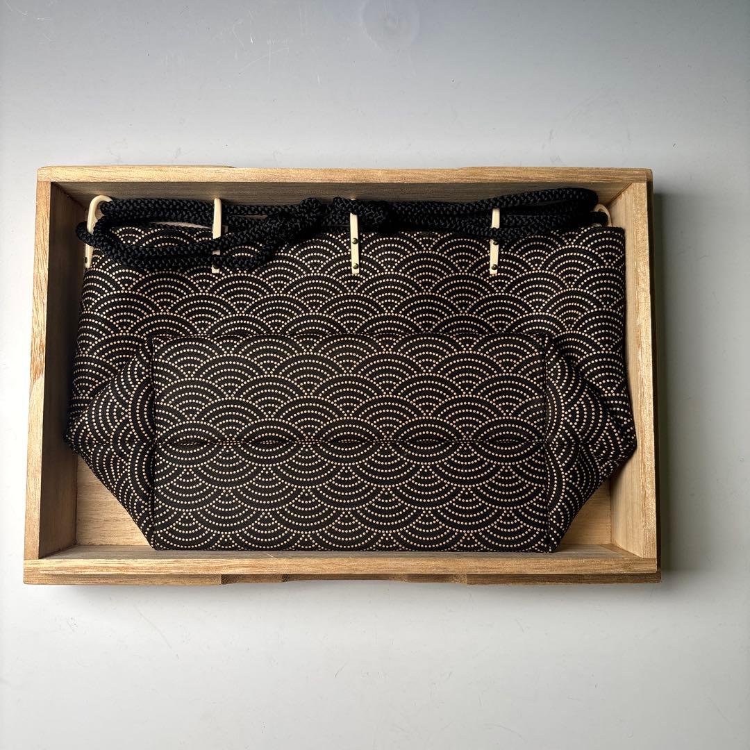 印傳屋　巾着袋　信玄袋　鶴銀杏と青海波文　甲州印伝　鹿皮　木箱付