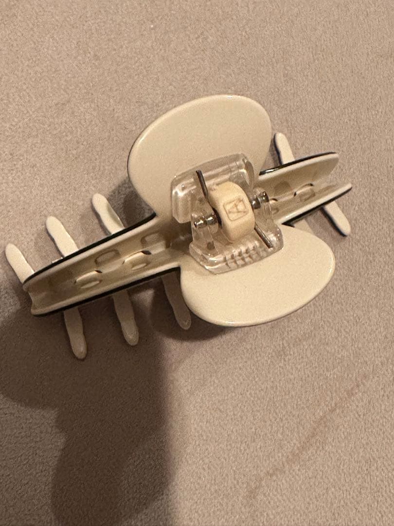 【ほぼ未使用】アレクサンドルドゥパリ クリーム×ブラック ヘアクリップ