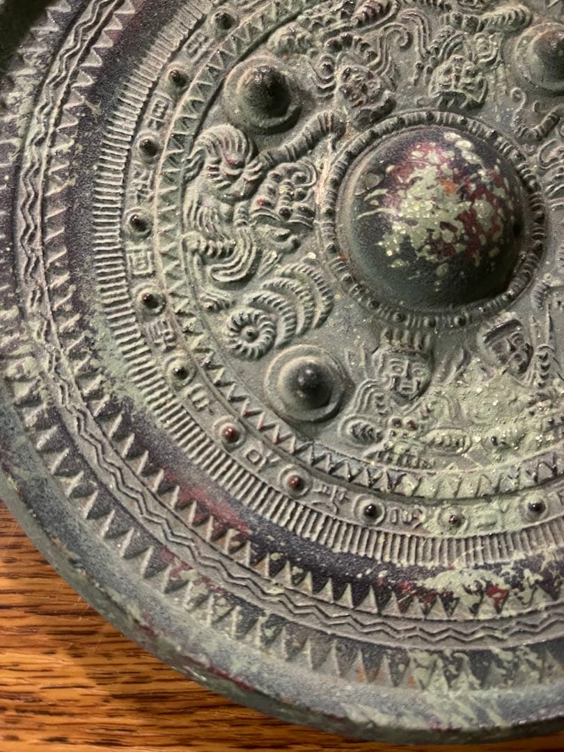 こちらは三角縁神獣鏡の【レプリカ（復刻・装飾用）】です。