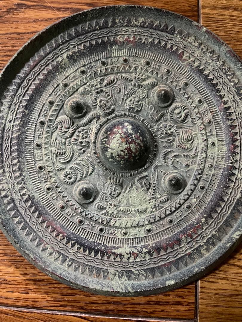 こちらは三角縁神獣鏡の【レプリカ（復刻・装飾用）】です。