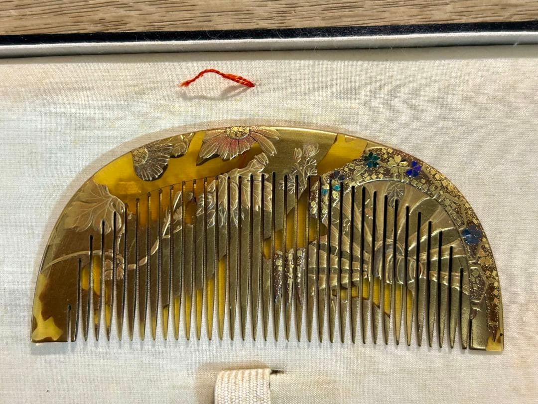螺鈿細工蒔絵ゴールド鼈甲櫛とかんざしのセット　箱入り