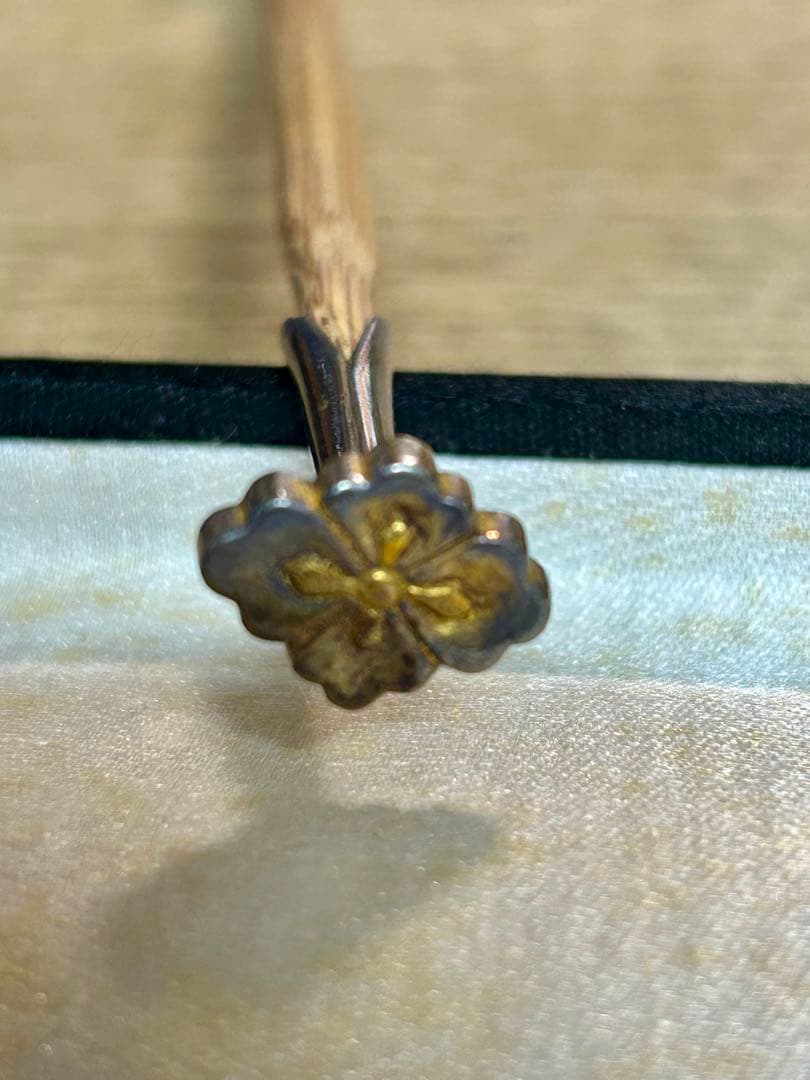 螺鈿細工蒔絵ゴールド鼈甲櫛とかんざしのセット　箱入り