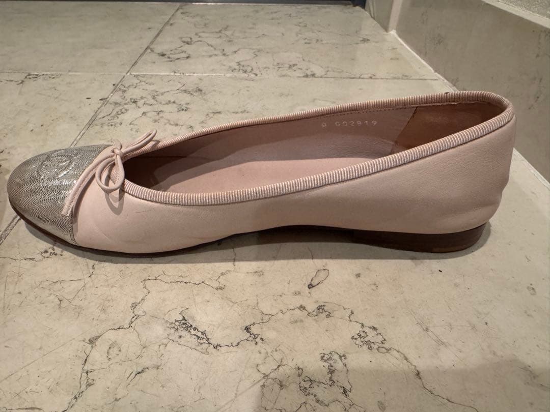 CHANEL シャネルフラットシューズピンク×シルバー ココマーク リボン38C