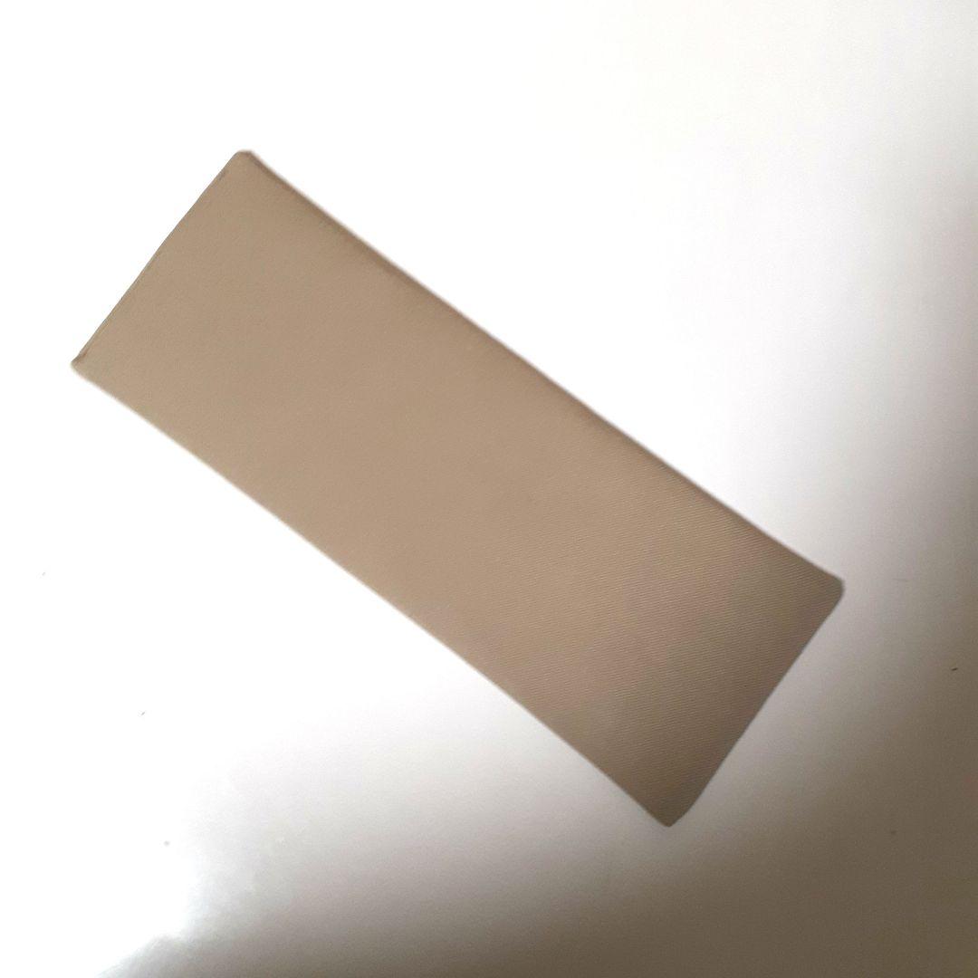 ミナペルホネン　lulu small ベージュの裏側ブラックのトートバッグ