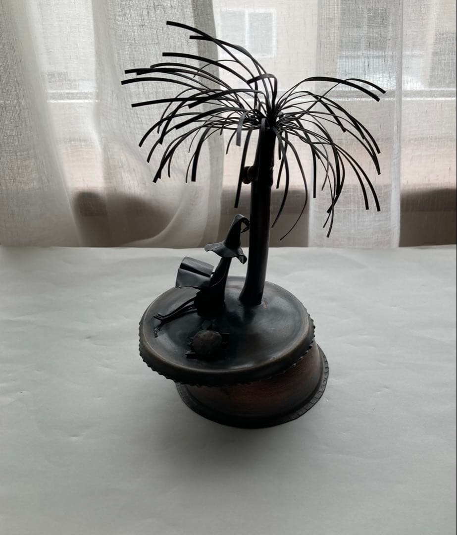 南の島で読書をする人　小樽オルゴール堂