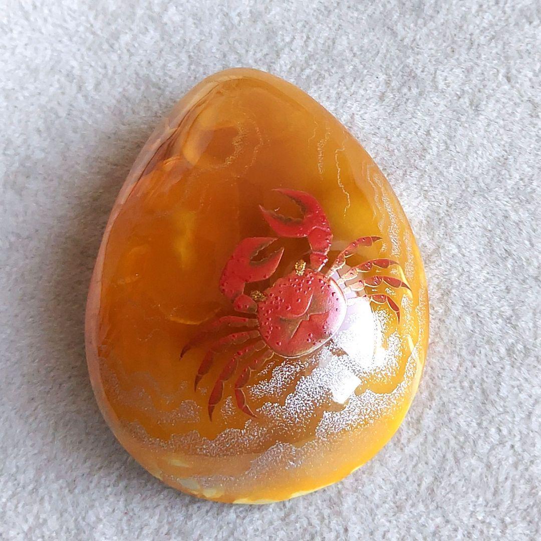 浜辺のカニさん　琥珀　ブローチ