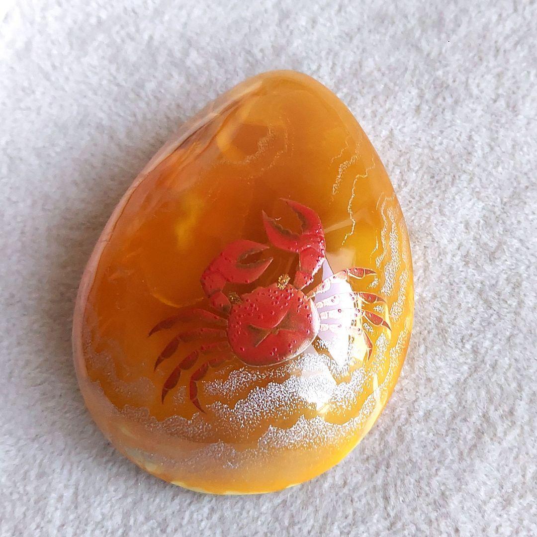 浜辺のカニさん　琥珀　ブローチ