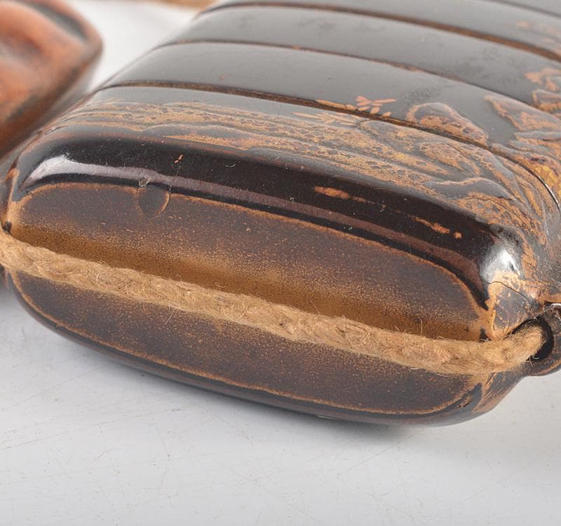 時代提げ物　金蒔絵桜閣山水文　印籠　薬入　獣骨根付　緒締め玉　D　R5255