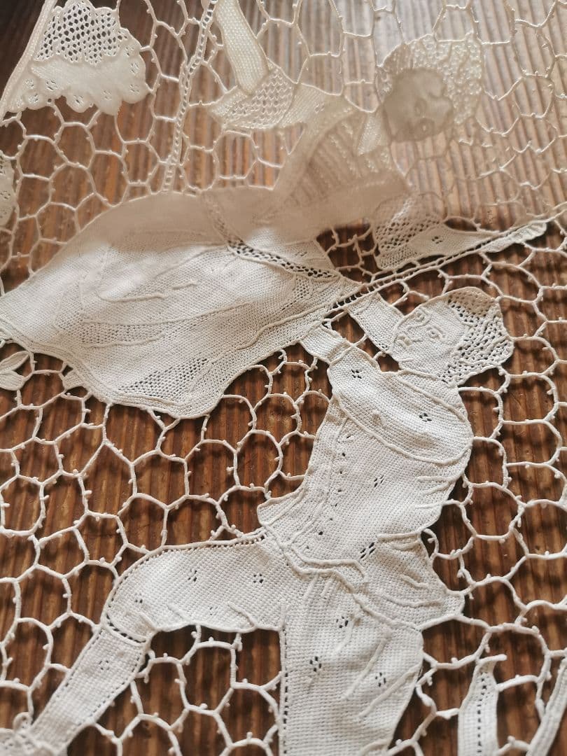 アンティークイタリア ポワンドローズヴェニスレース ブランコを漕ぐ男女のカップル