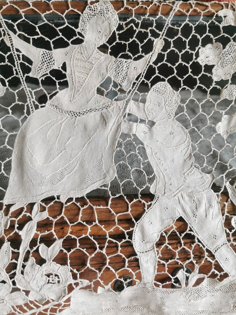 アンティークイタリア ポワンドローズヴェニスレース ブランコを漕ぐ男女のカップル