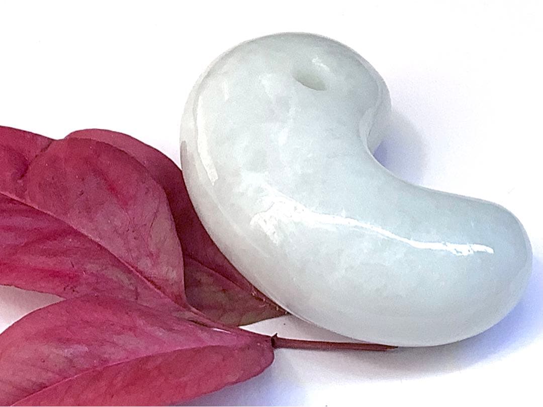 激安‼️氷*アイスジェイド糸魚川翡翠勾玉　何処にも無いお値段で‼️本物鑑別書取得品‼️