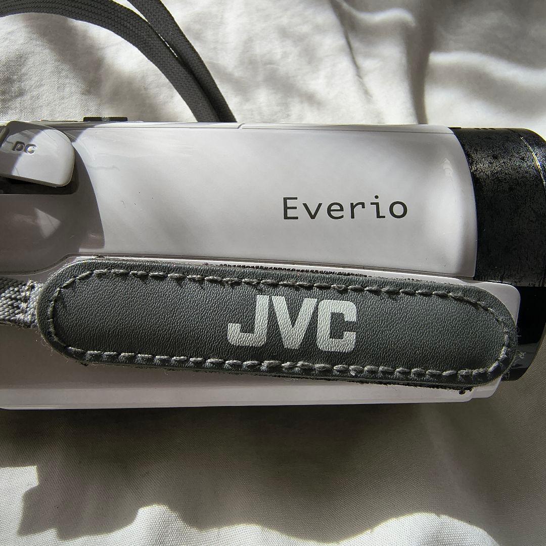 上品なホワイトが映える、安心のVictorビデオカメラ