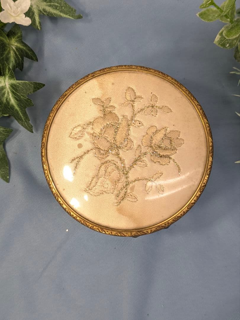 イギリス アンティーク Regent of London 刺繍 ガラス小物入れ