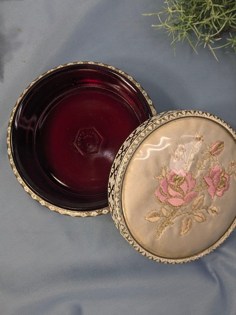 イギリス アンティーク Regent of London 刺繍 ガラス小物入れ