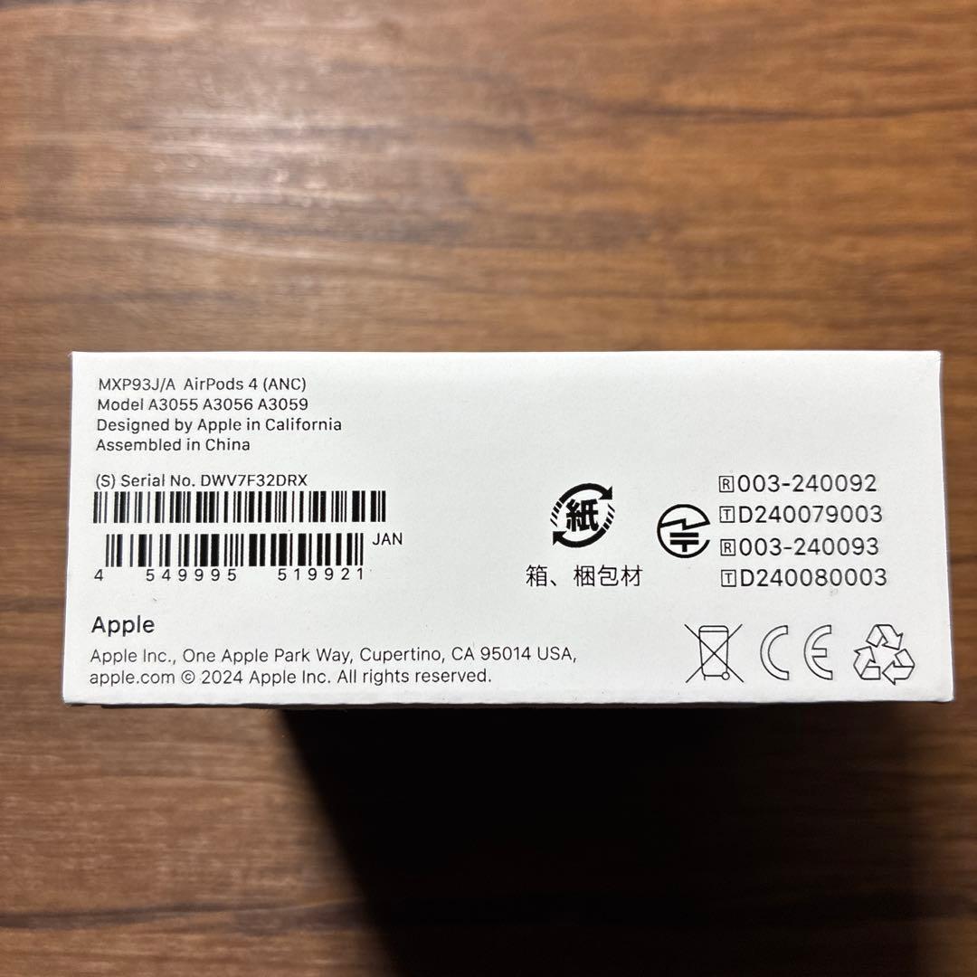 AirPods4 ANC ケースと左耳