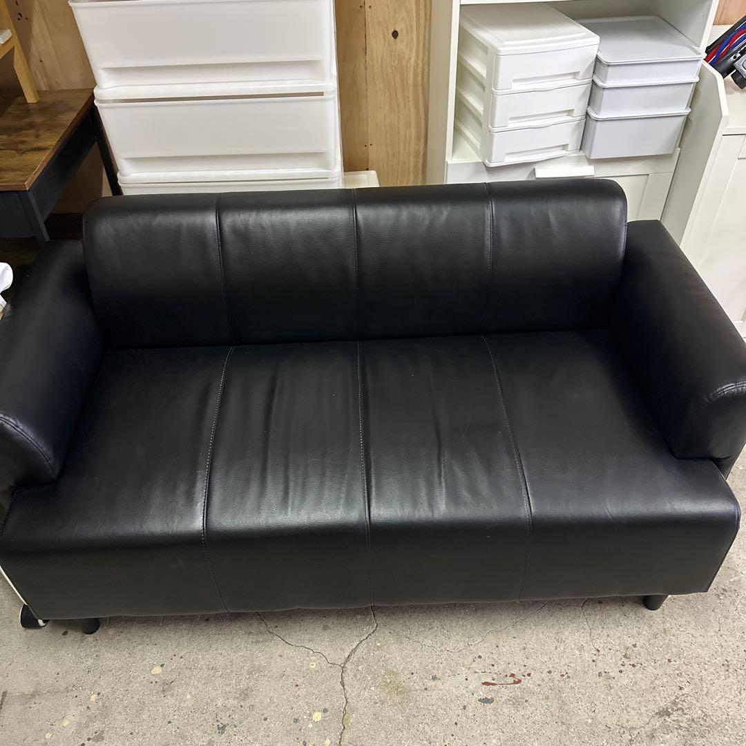 黒の合成皮革 2人掛けソファ