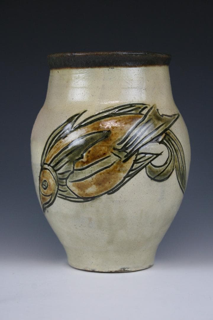 壺屋焼 人間国宝 金城次郎 作　魚文広花瓶