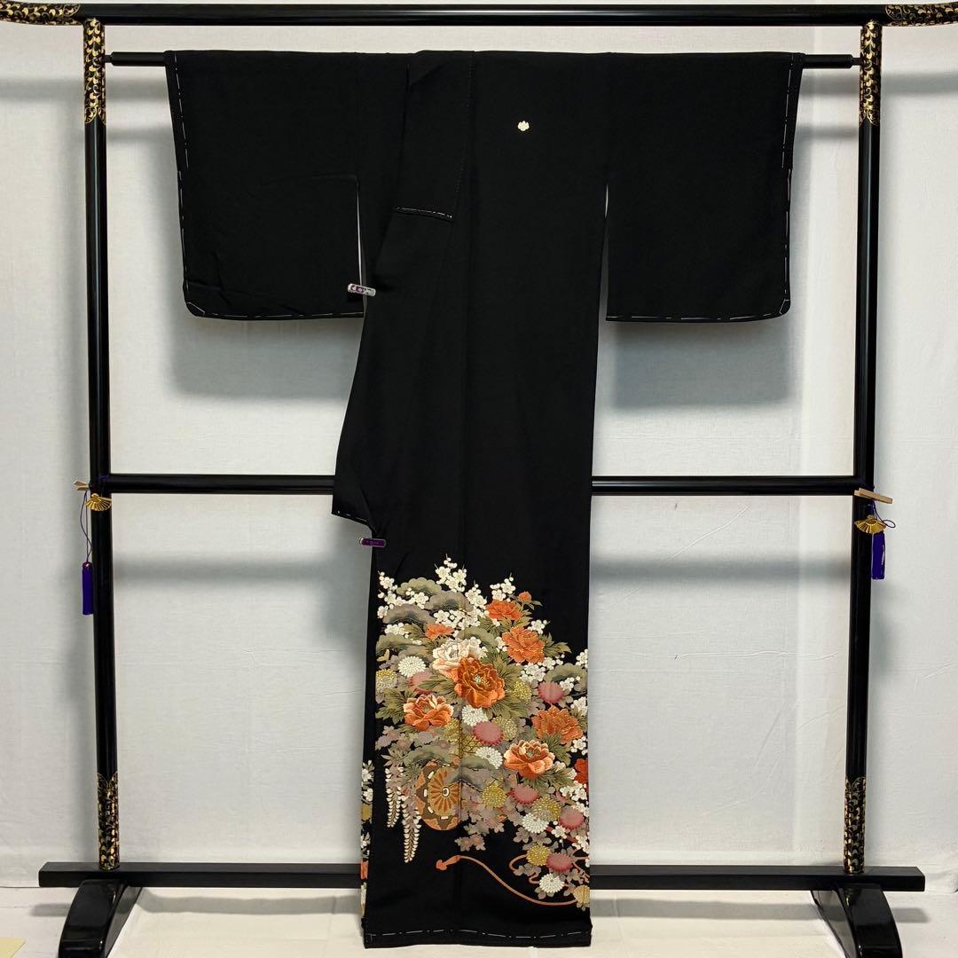 D165 黒留袖　牡丹刺繍　花車　正絹　着物　袷　しつけ糸付き未使用極美品