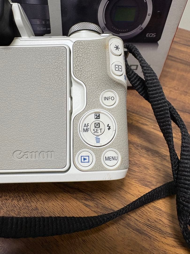 Canon EOS Kiss M2 ダブルズームキット ホワイト