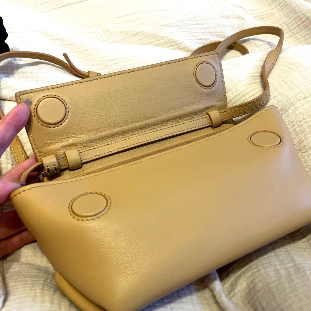 MIUURベージュ フラップボディバッグ