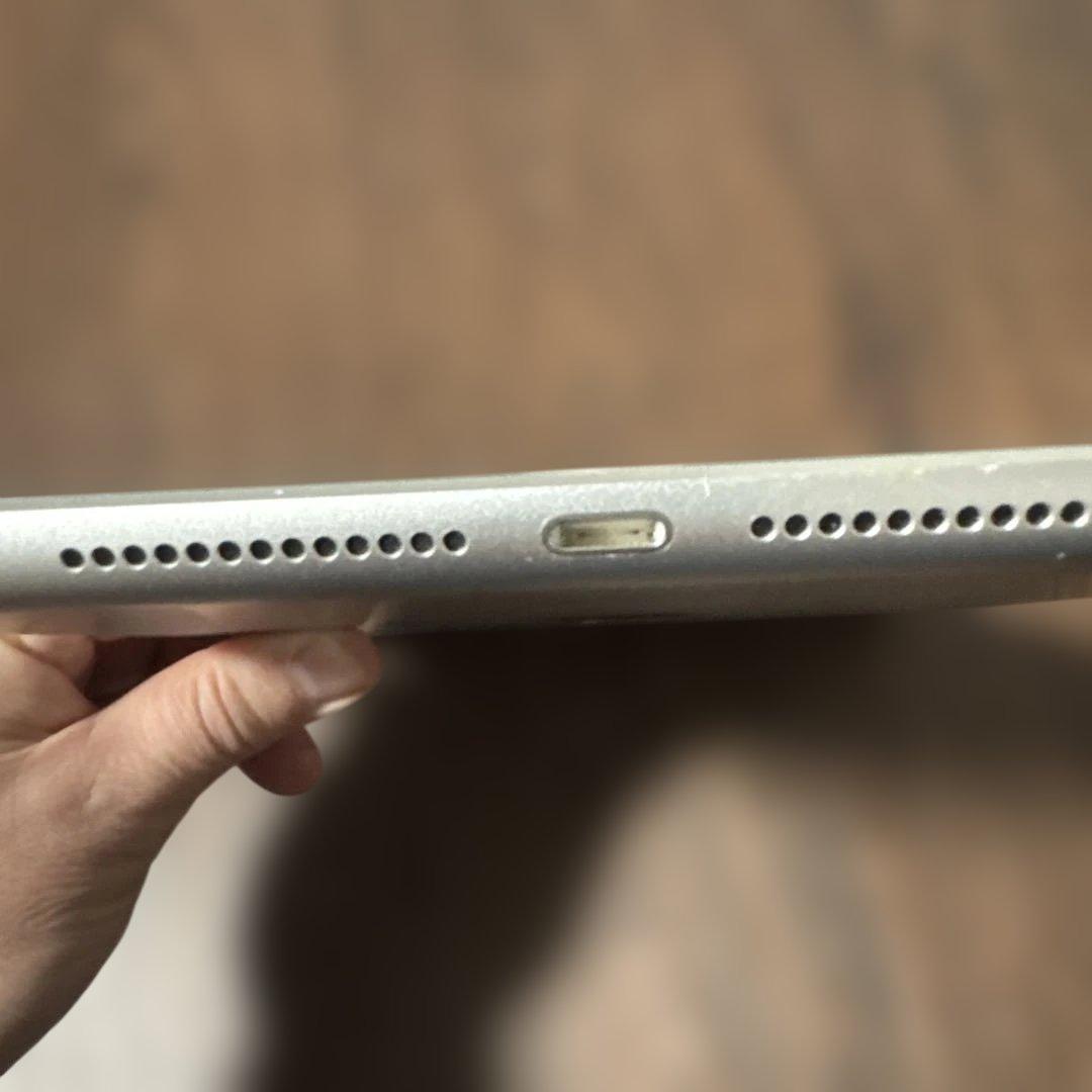 iPad 第5世代　Wi-fi+Cellularモデル