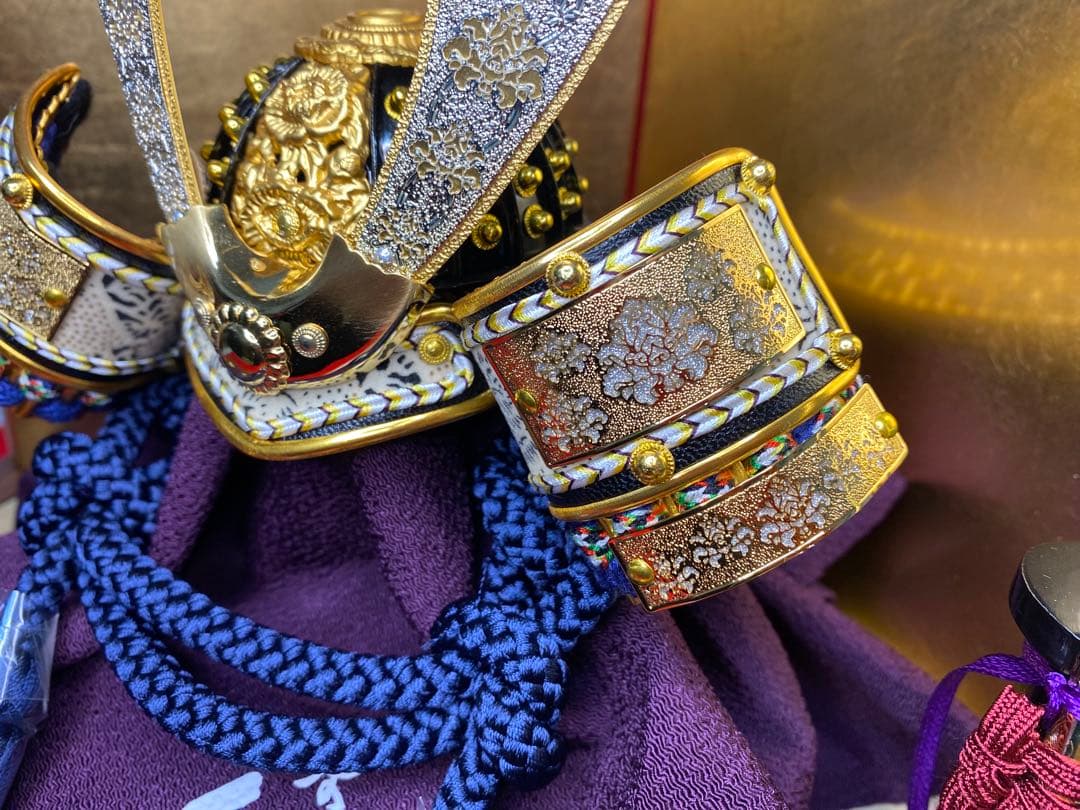 東京久月　五月人形　銘木シリーズ　ウォールナット　家紋付き兜飾り収納セット