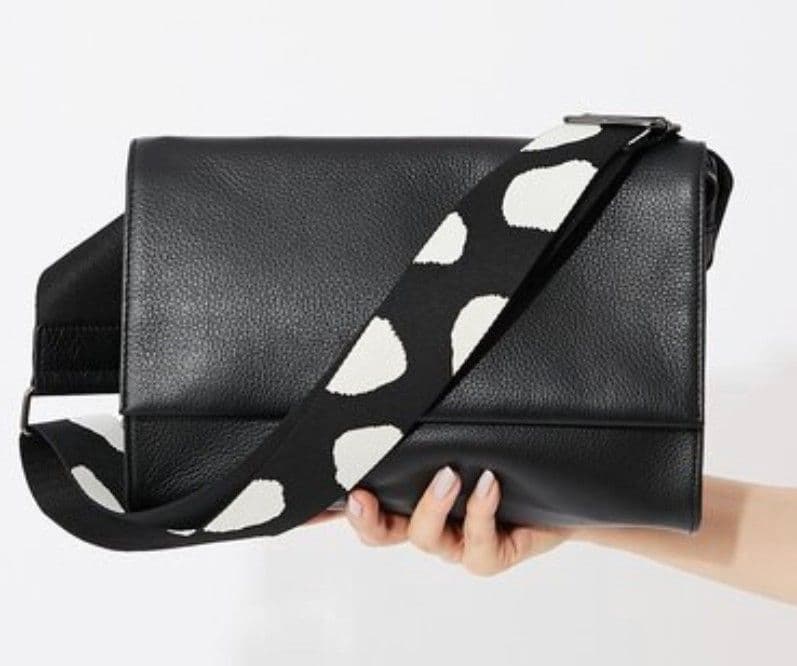 黒のレザー風ショルダーバッグ、ボディバッグ