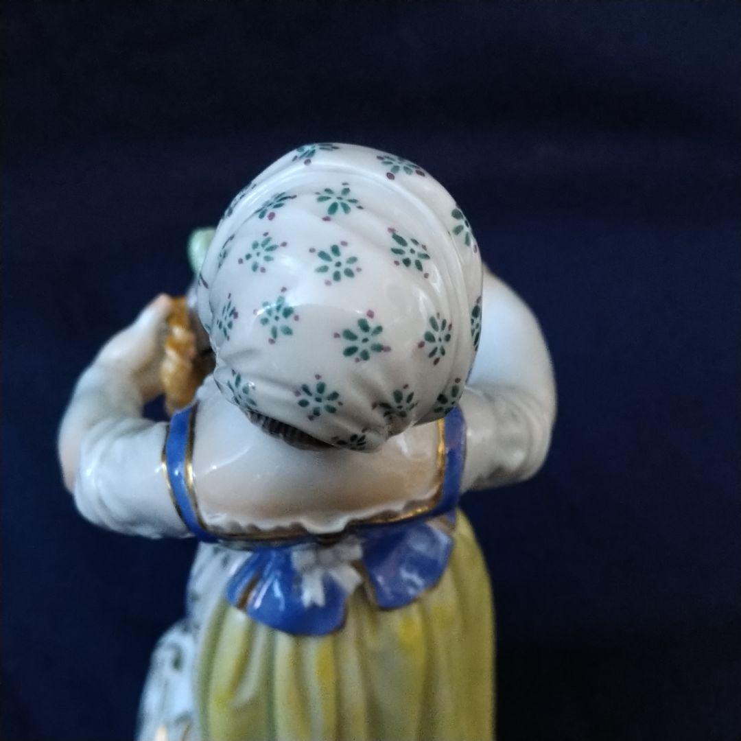 ✤マイセン(Meissen)フィギュリン『野菜のバスケットを持つ少女』