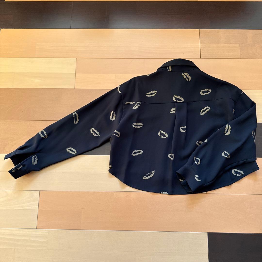 グレースコンチネンタル　シャツ　ブラック　リップ柄