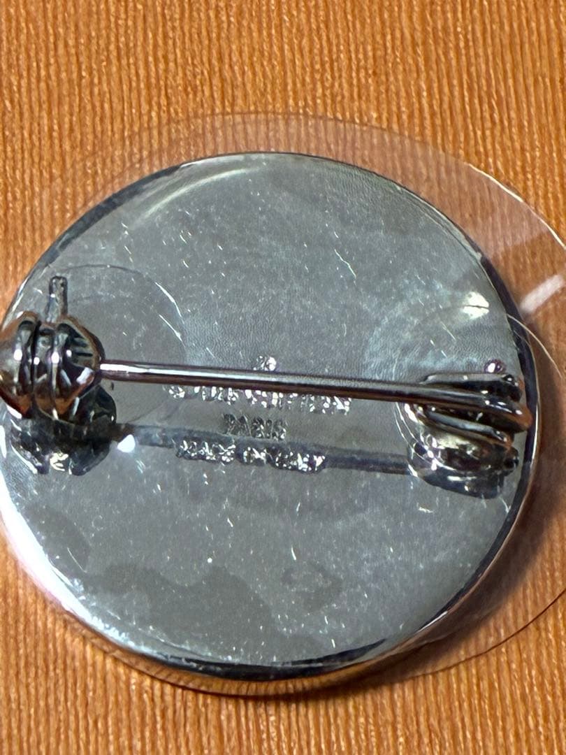 ルイ・ヴィトン シュプリーム　コラボ　ピンバッジ　未使用品　箱　袋付